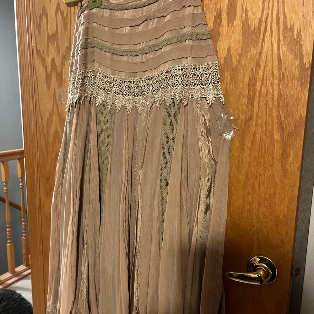 The Pyramid Collection.  Tan broomstick pleats, Size XS.